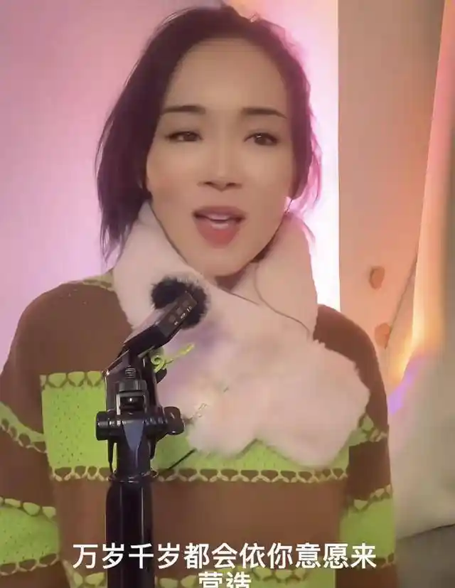 杨思琦直播翻车引热议,昔日港姐造型遭网友吐槽似广场舞大妈