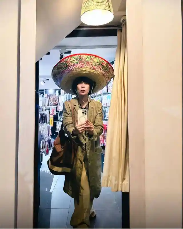 罗嘉良带伤登台引关注，妻子近况成热议焦点