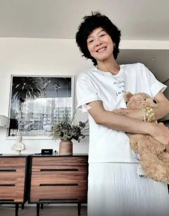 罗嘉良带伤登台引关注，妻子近况成热议焦点