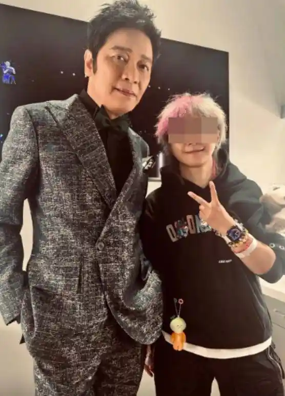 罗嘉良带伤登台引热议，妻子被曝英伦享清福？