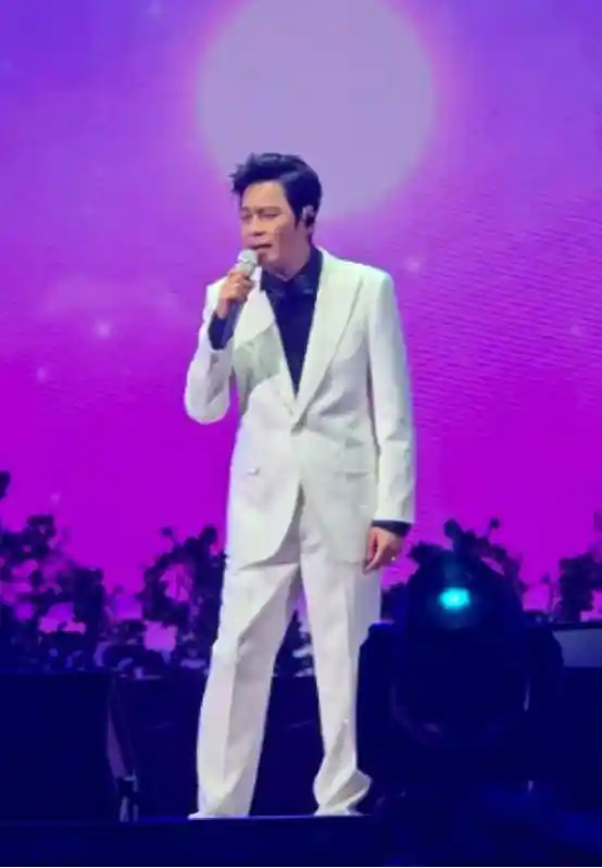 罗嘉良带伤登台引热议,妻子被曝英伦享清福?