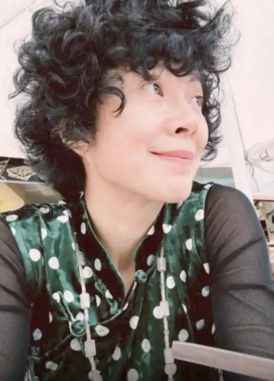 罗嘉良带伤登台引热议,妻子被曝英伦享清福?