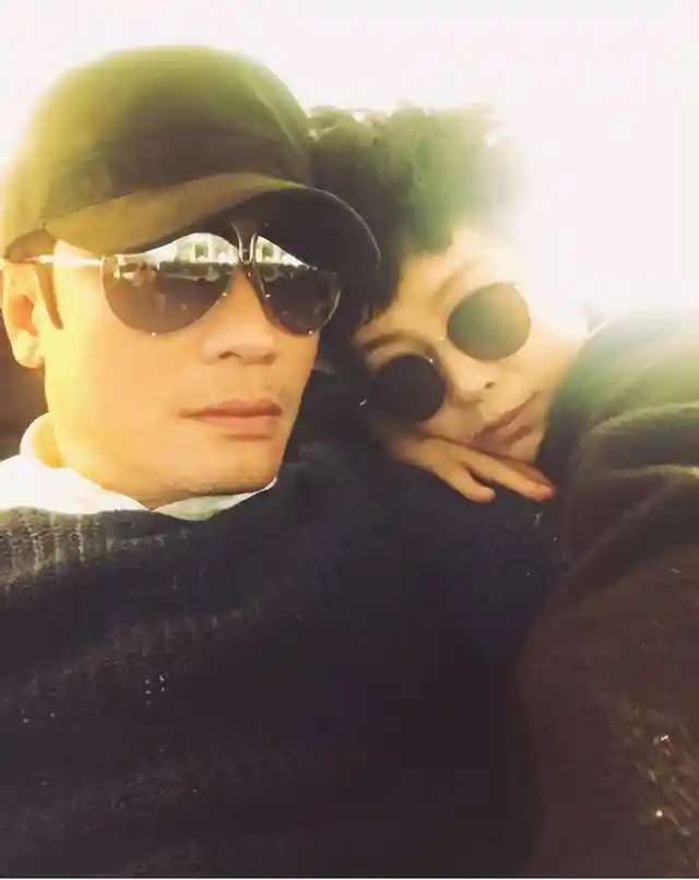 罗嘉良带伤登台引热议,妻子被曝英伦享清福?