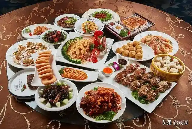 排队5小时只为一口热干面？北京湖北菜排队风暴引爆社交平台，真香警告还是流量密码？