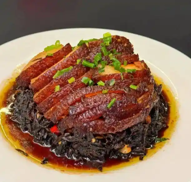 虎皮透亮，肉香沁心：解密湘菜中的温柔美味