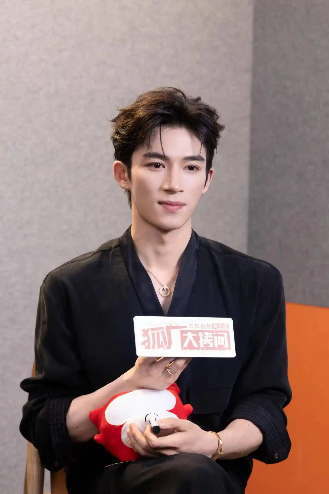 王星越揭秘与白鹿四搭幕后花絮，自嘲在逃户外博主引热议