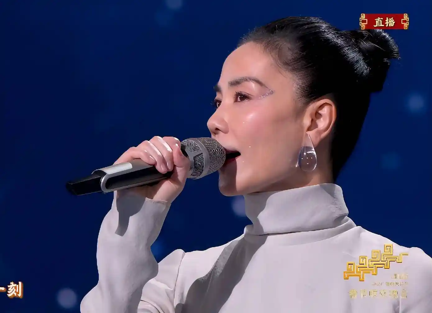 众星春晚撞脸大赏！王菲似潘虹，热巴圆润发福，蔡明演技过火引热议