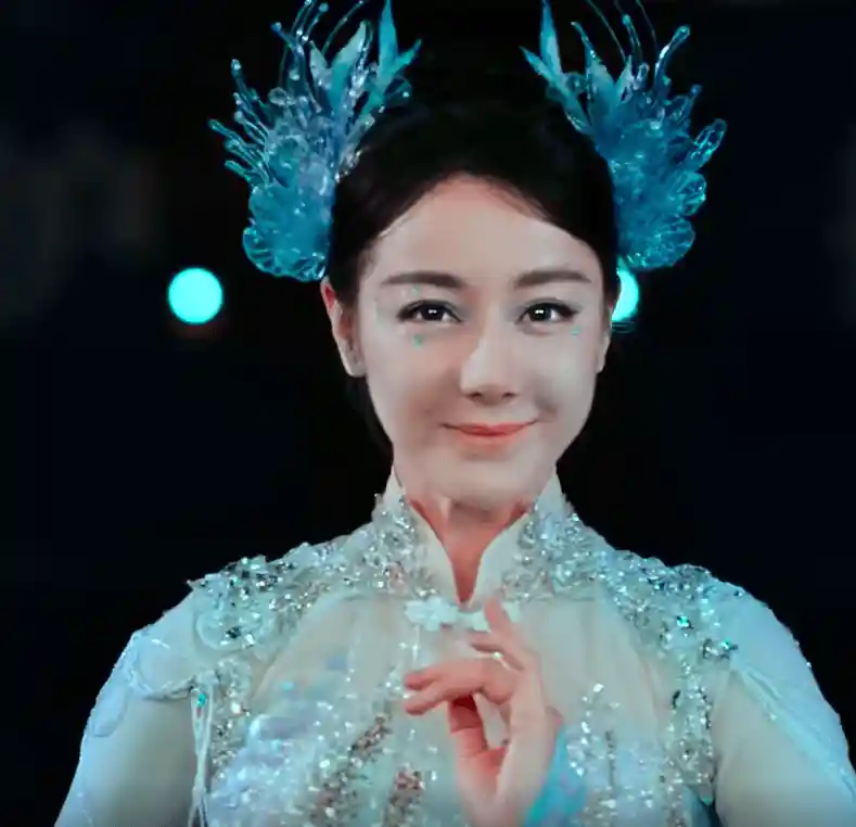 众星春晚撞脸大赏！王菲似潘虹，热巴圆润发福，蔡明演技过火引热议