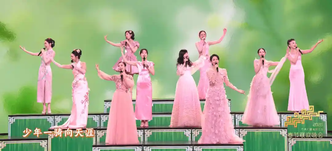 众星春晚撞脸大赏！王菲似潘虹，热巴圆润发福，蔡明演技过火引热议