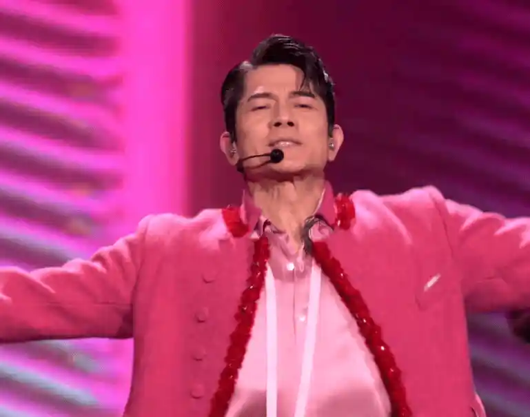 众星春晚撞脸大赏！王菲似潘虹，热巴圆润发福，蔡明演技过火引热议