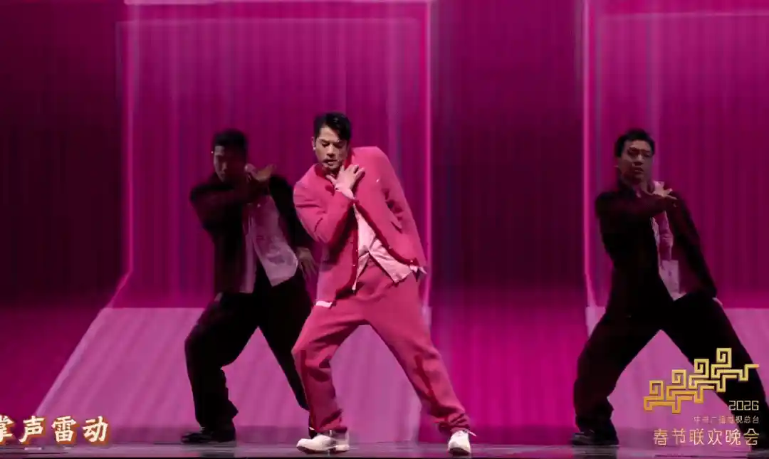 众星春晚撞脸大赏！王菲似潘虹，热巴圆润发福，蔡明演技过火引热议