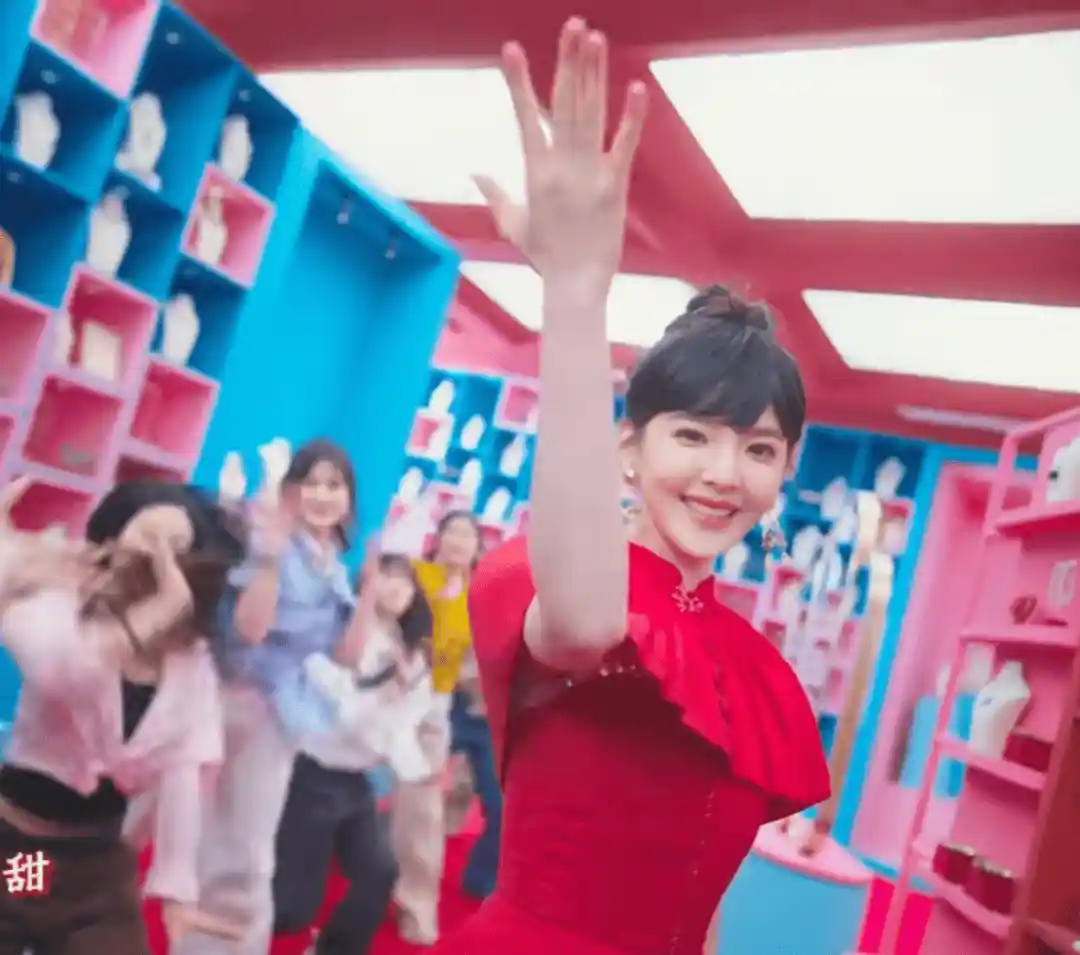 众星春晚撞脸大赏！王菲似潘虹，热巴圆润发福，蔡明演技过火引热议