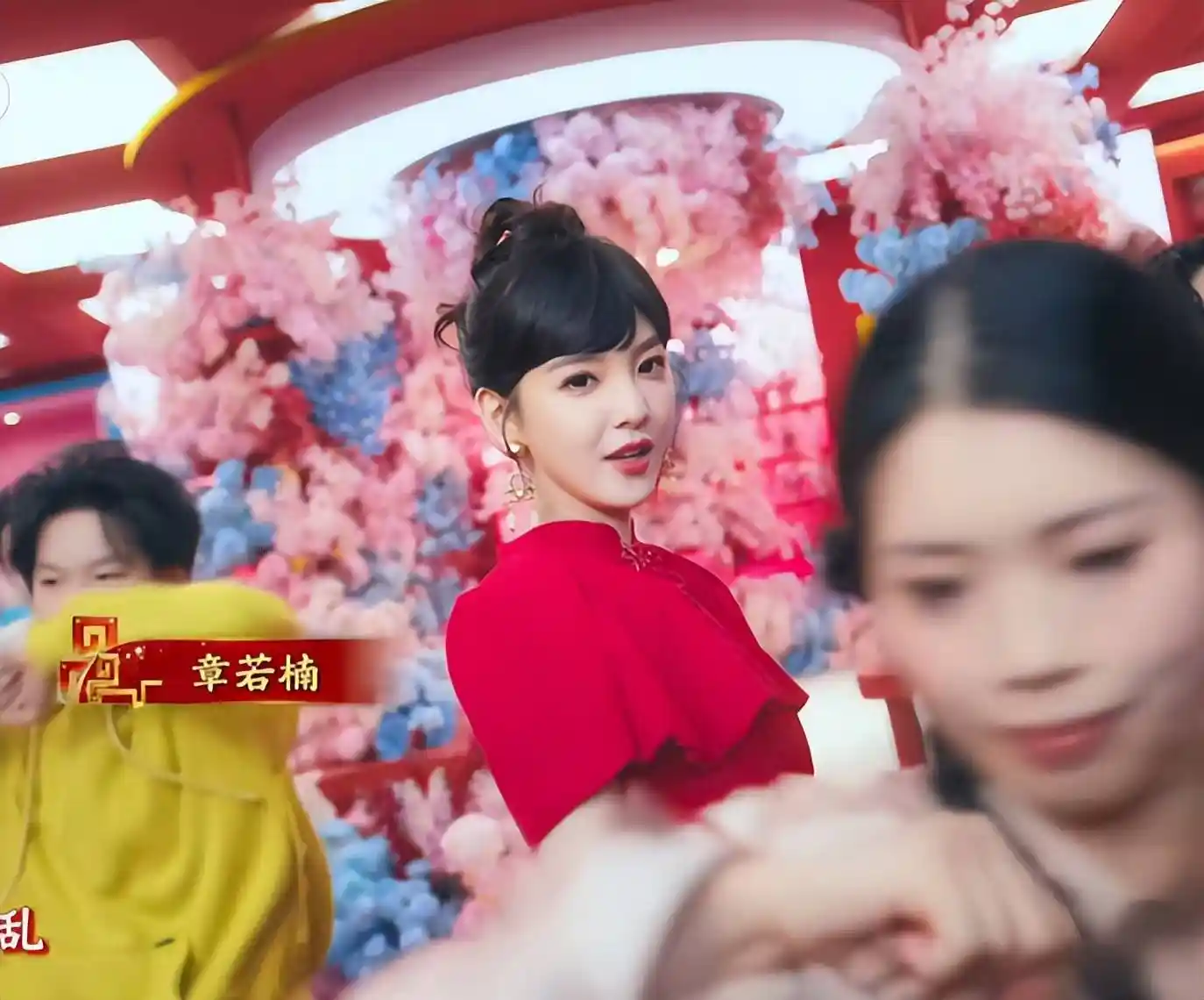 众星春晚撞脸大赏！王菲似潘虹，热巴圆润发福，蔡明演技过火引热议