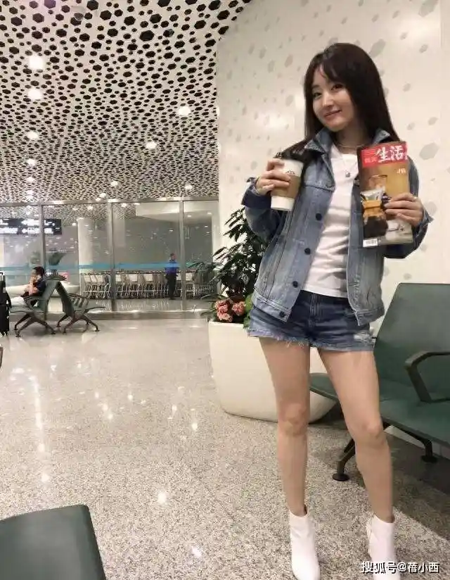 53岁杨钰莹机场现身，牛仔装配短裤秒变00后少女风