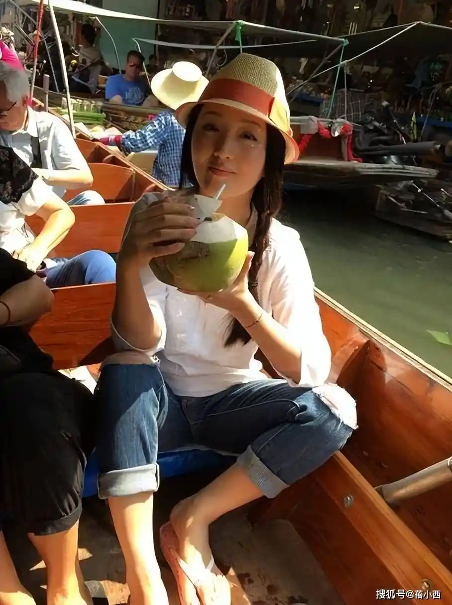 53岁杨钰莹机场现身，牛仔装配短裤秒变00后少女风