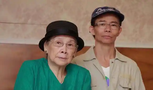 梅母百岁近照曝光：白发苍苍仍享25万月费，儿子深情守护