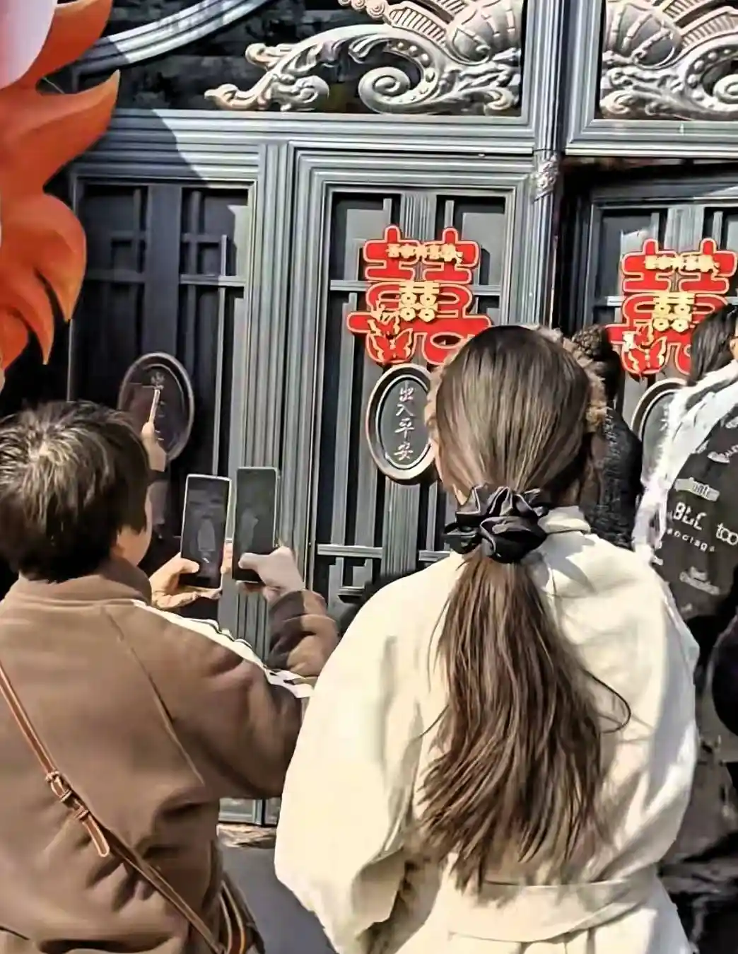 大衣哥女儿初二回娘家，网友围堵事件引热议