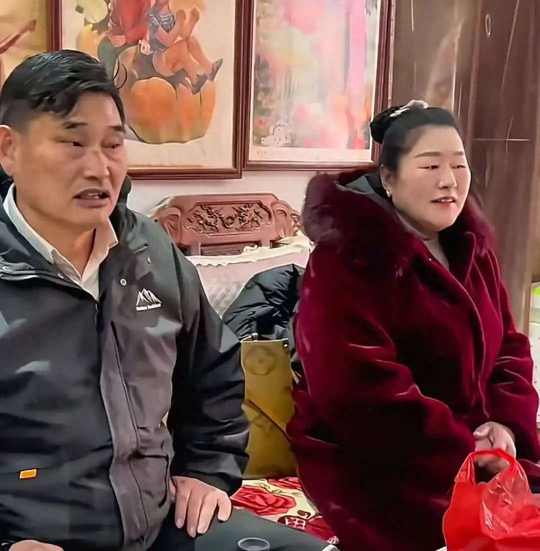 大衣哥女儿初二回娘家,网友围堵事件引热议