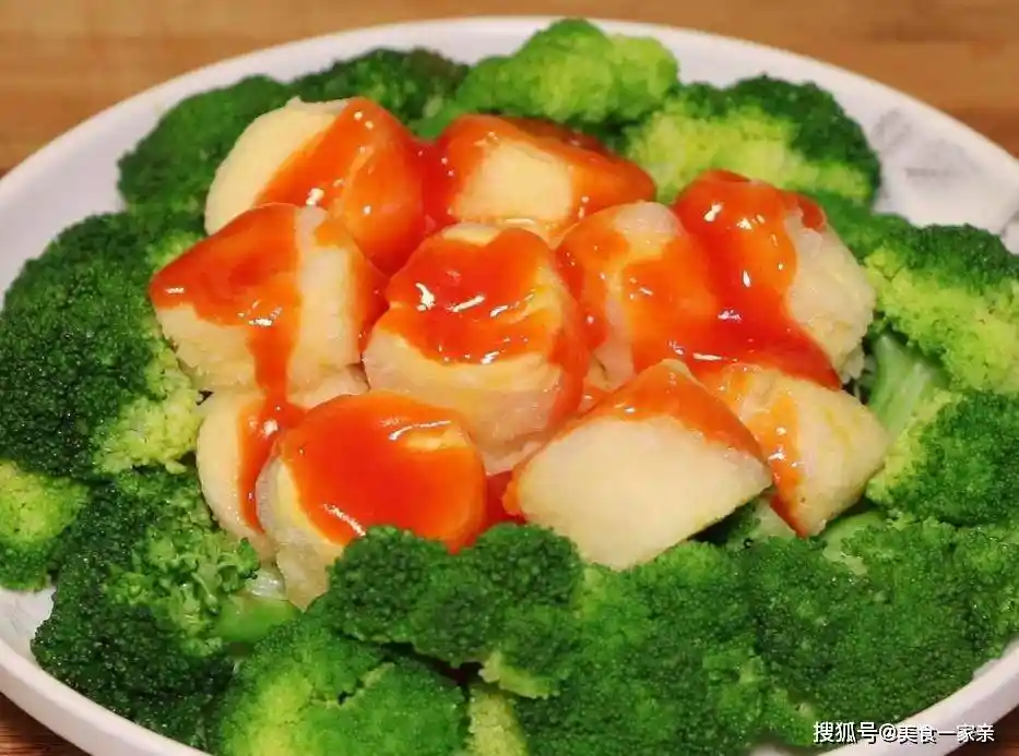 爆火全网！东北三宝肉宴空降小姐姐的花店，首顿中餐引爆社交平台！