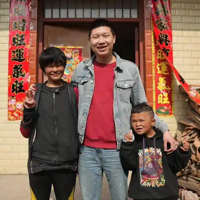 小马云范小勇出狱首露面，表哥带其K歌嗨翻全场