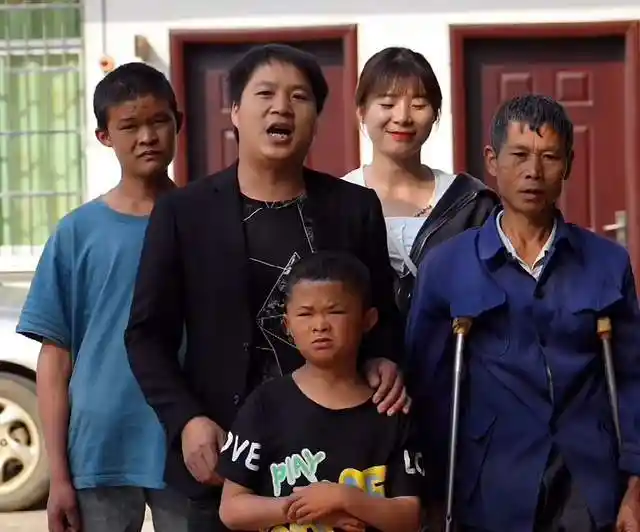 小马云范小勇出狱首露面,表哥带其K歌嗨翻全场