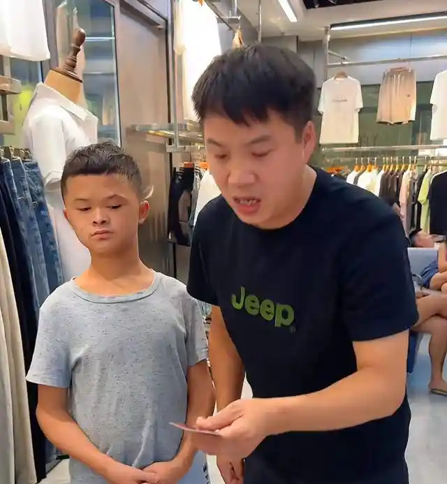 小马云范小勇出狱首露面,表哥带其K歌嗨翻全场