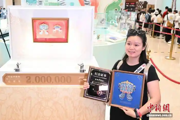 冰箱贴爆火社交平台：00后把小铁片玩成情绪出口与身份勋章