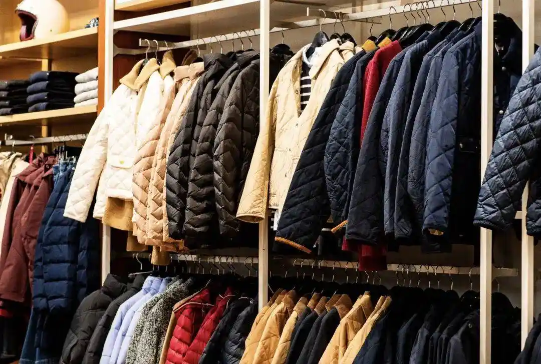 00后男生悄然闯入优衣库女装区，背后真相令人意外