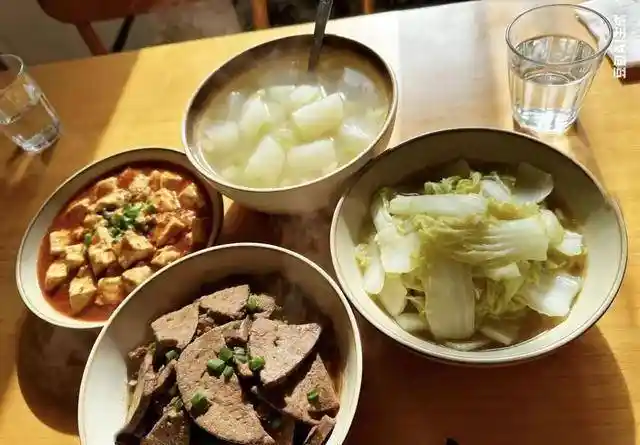 一碗米饭的温度：四川一家人晚餐背后的感动真相