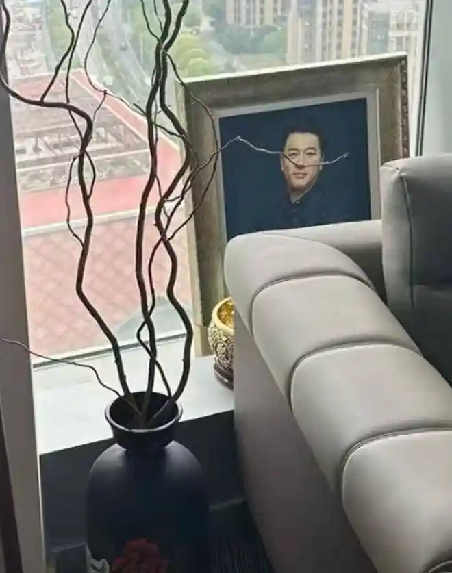 张雪峰办公室惊现诡异摆设，写真照引热议似遗照？