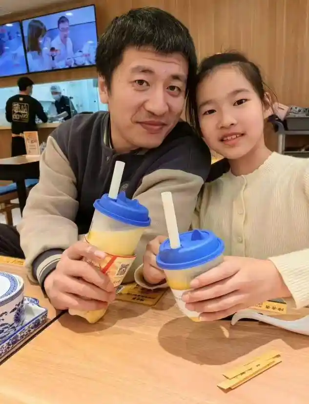 张雪峰办公室惊现诡异摆设，写真照引热议似遗照？