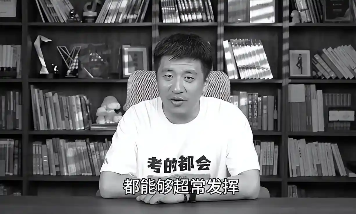 张雪峰办公室惊现诡异摆设，写真照引热议似遗照？