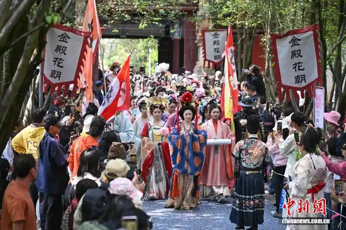 汉服出圈引领春日经济新热潮