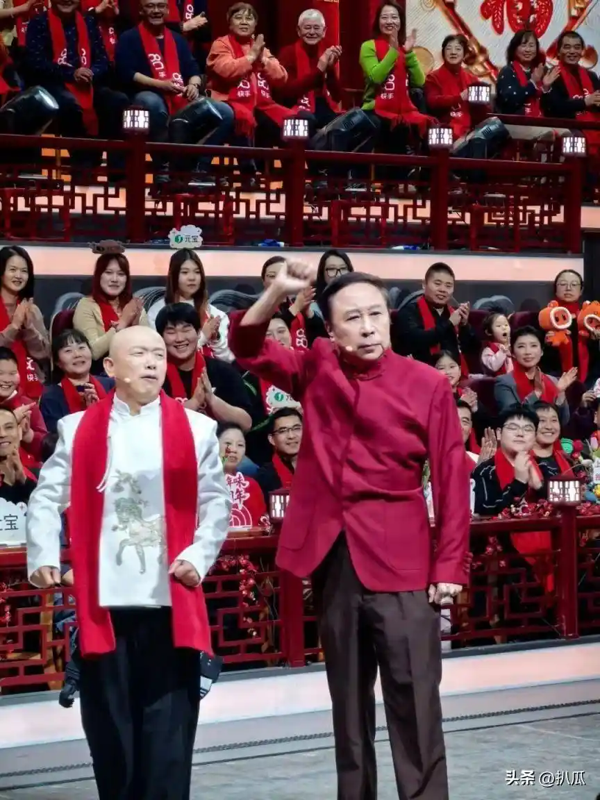 冯巩33年春晚传奇落幕？如今专注家庭生活，与妻子共度温馨晚年