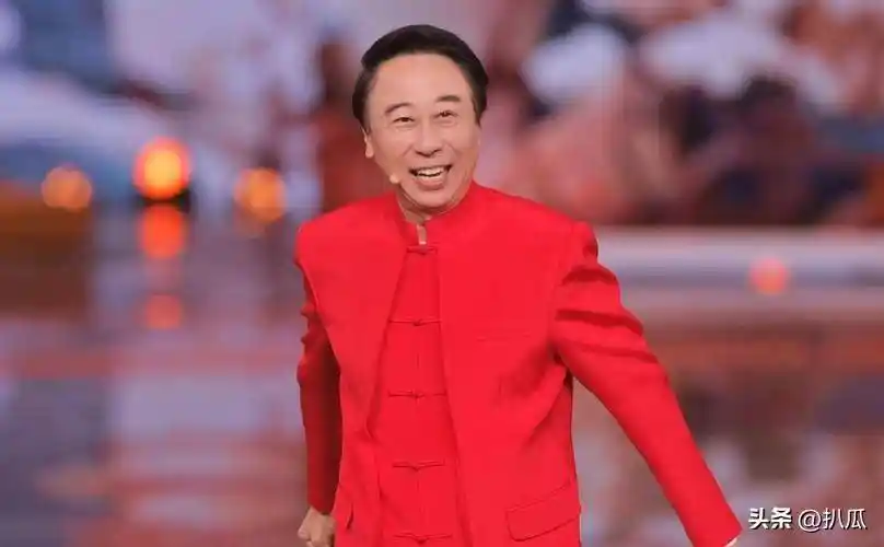 冯巩33年春晚传奇落幕？如今专注家庭生活，与妻子共度温馨晚年