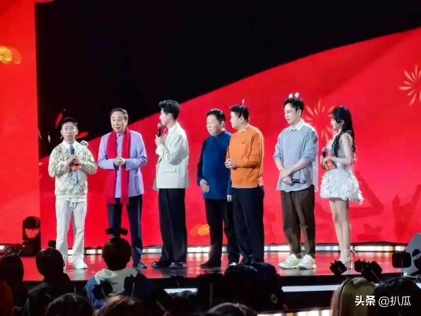 冯巩33年春晚传奇落幕？如今专注家庭生活，与妻子共度温馨晚年