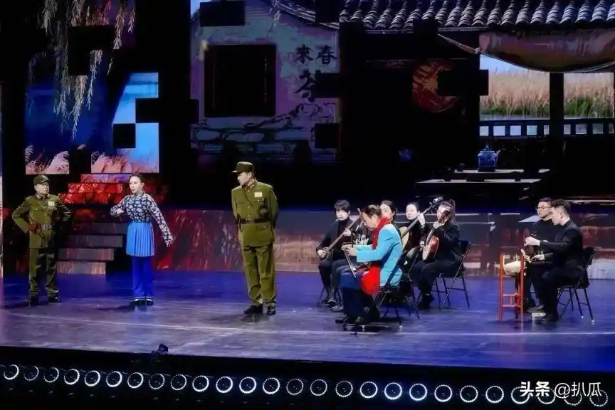 冯巩33年春晚传奇落幕？如今专注家庭生活，与妻子共度温馨晚年