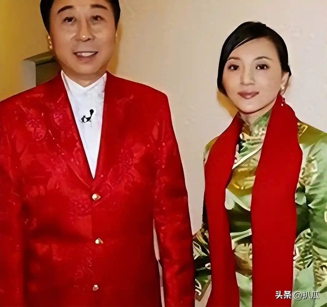 冯巩33年春晚传奇落幕？如今专注家庭生活，与妻子共度温馨晚年