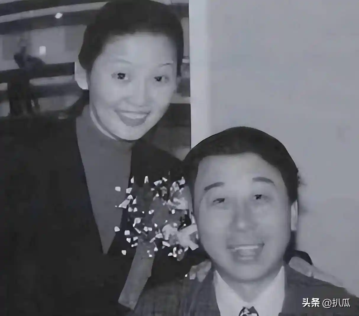 冯巩33年春晚传奇落幕？如今专注家庭生活，与妻子共度温馨晚年