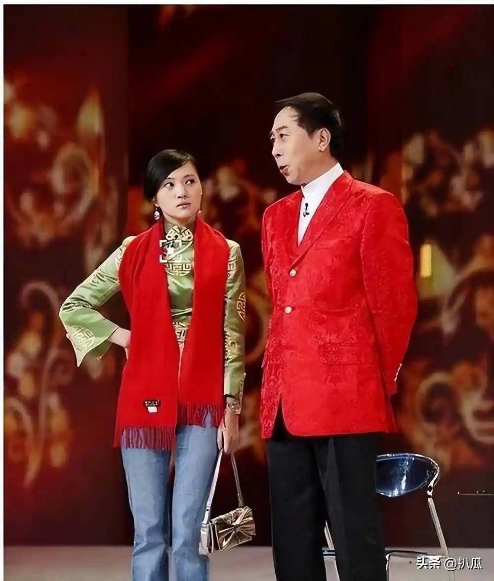 冯巩33年春晚传奇落幕？如今专注家庭生活，与妻子共度温馨晚年