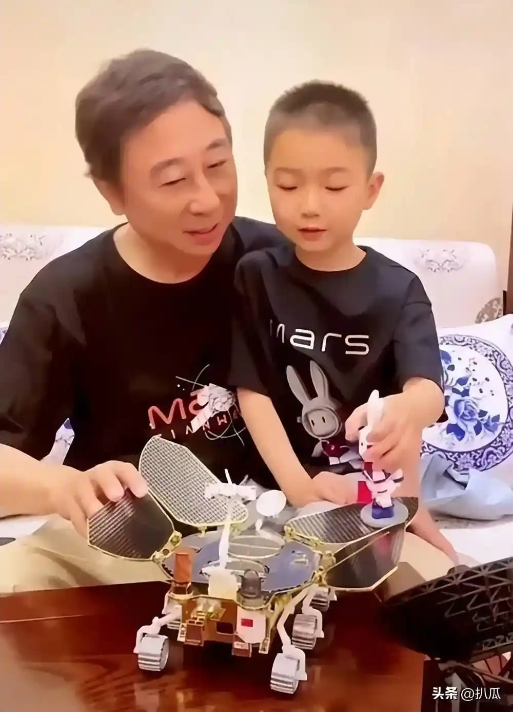 冯巩33年春晚传奇落幕？如今专注家庭生活，与妻子共度温馨晚年