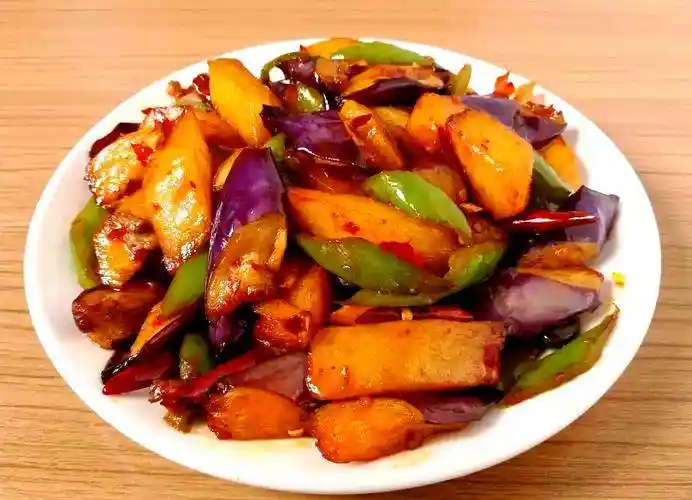 东北六道封神级硬菜出圈！舌尖上的黑土地史诗，一口咬下三十年乡愁