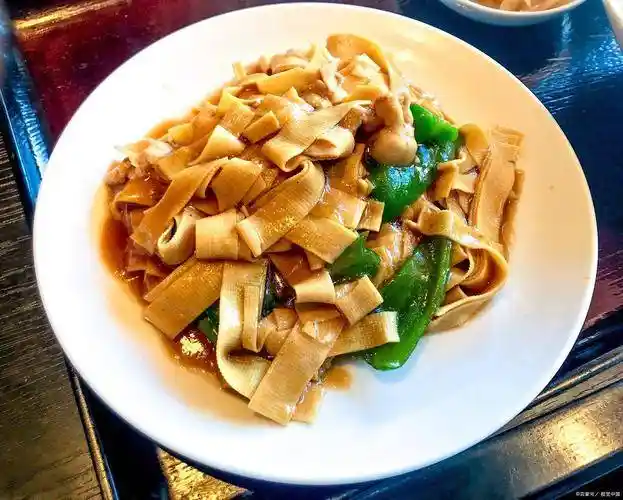 东北六道封神级硬菜出圈！舌尖上的黑土地史诗，一口咬下三十年乡愁