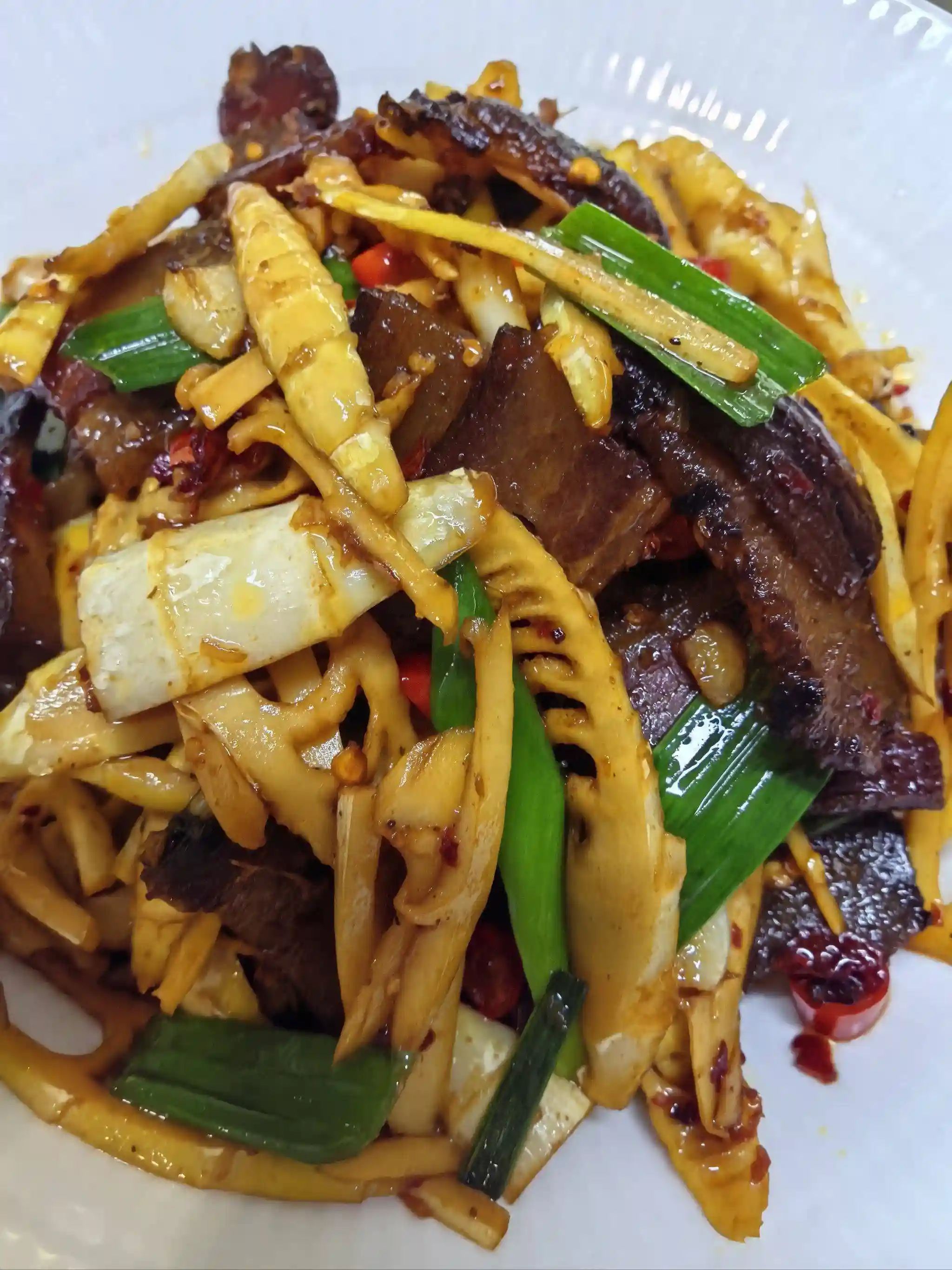 惊蛰雷动，春味暴击！春笋破土、香椿冒红，一口咬住整个春天的时令高光