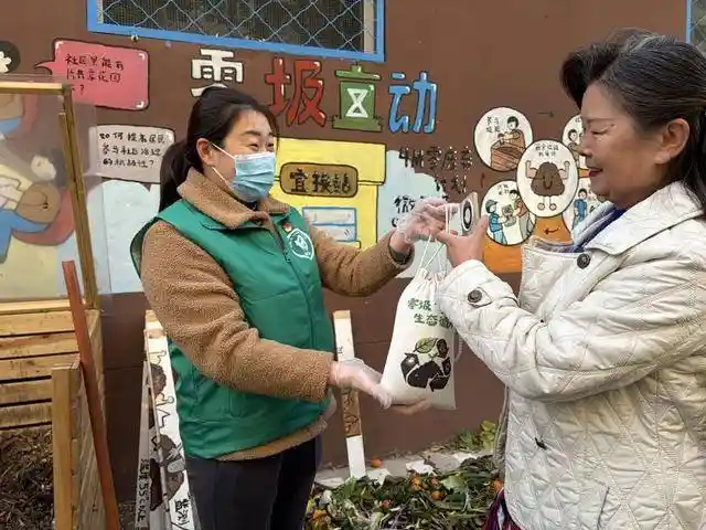 厨余垃圾重生记：社区堆肥催生黑金土，绿色循环零断档