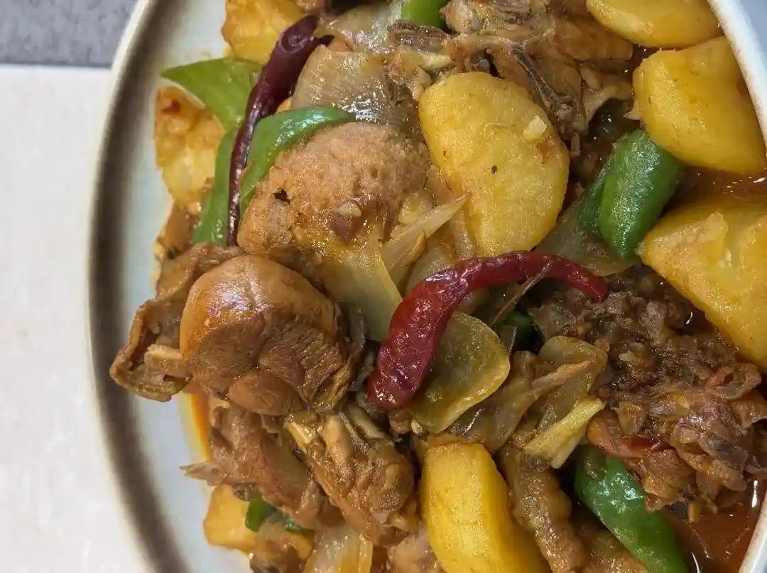 新疆与河南相隔千里，大盘鸡为何在河南火出圈？网友：热干面早上也太抢手！