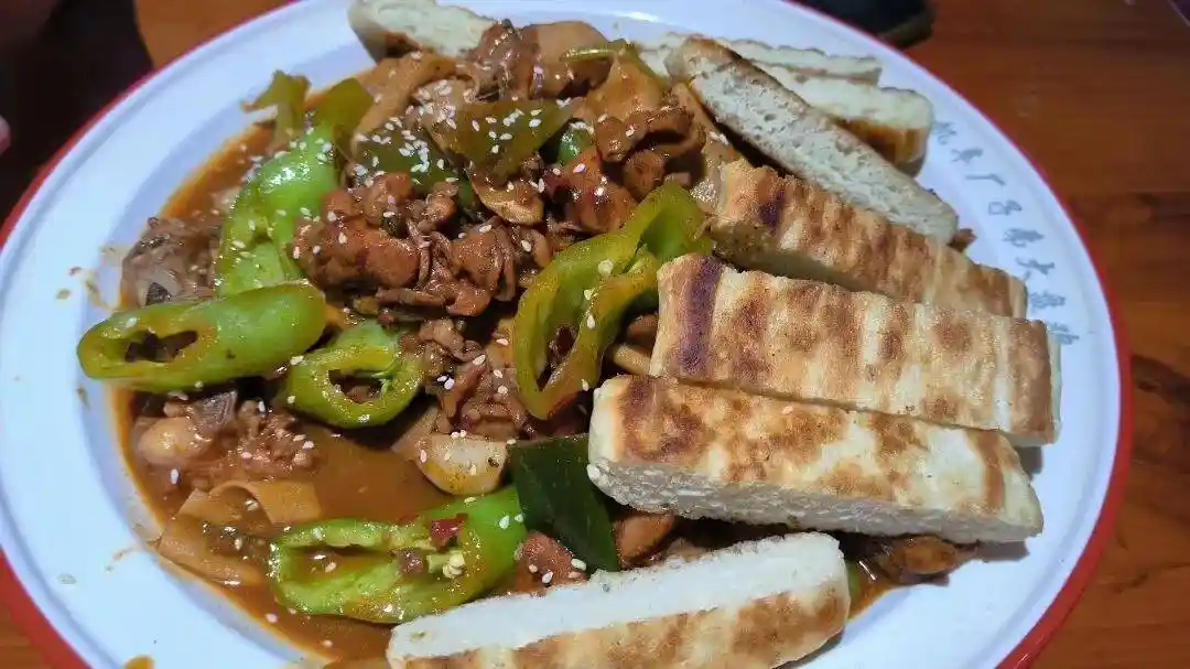 新疆与河南相隔千里，大盘鸡为何在河南火出圈？网友：热干面早上也太抢手！