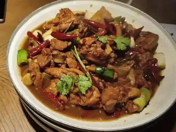 新疆与河南相隔千里，大盘鸡为何在河南火出圈？网友：热干面早上也太抢手！