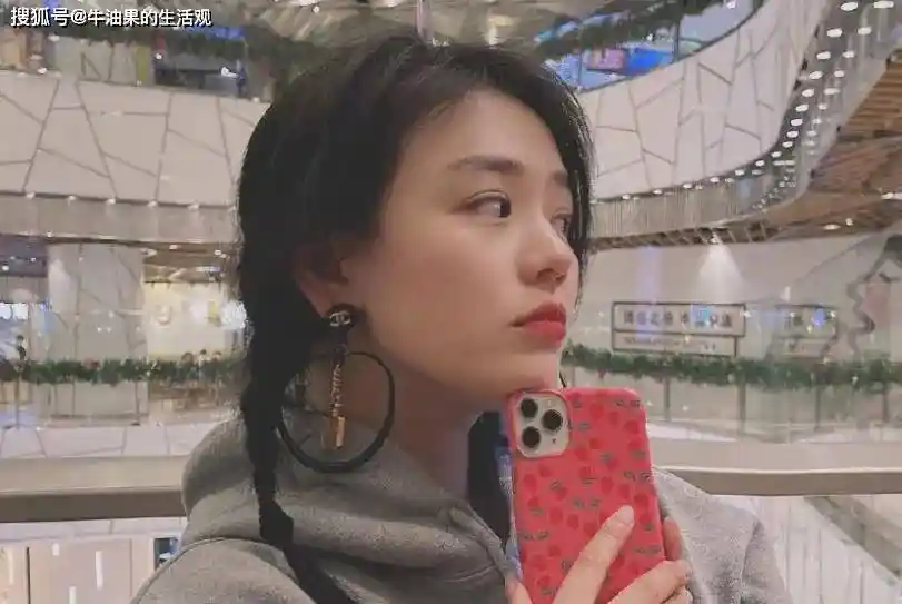 马思纯张哲轩分手引爆热搜：恋爱脑背后藏着什么？