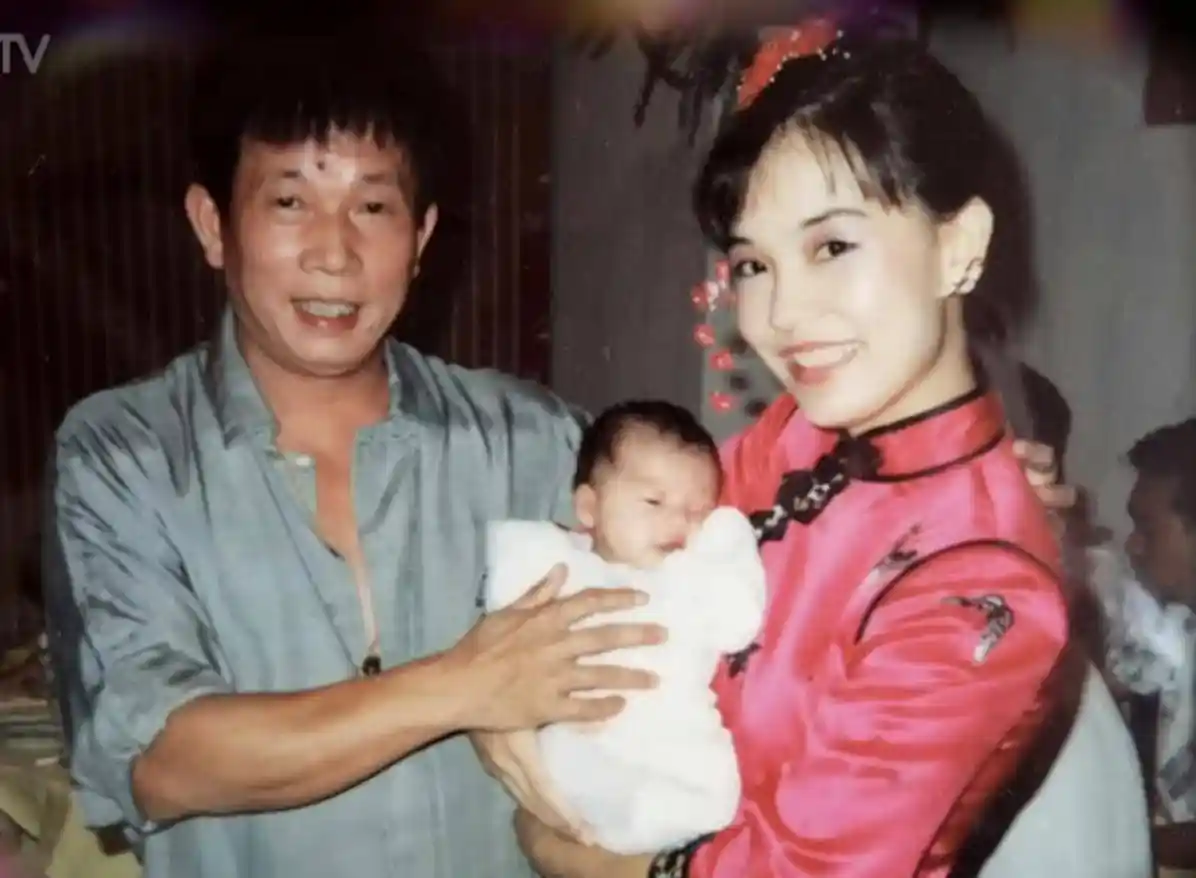 翁静晶自曝婚内挣扎：20岁嫁刘家良，两度生育后多次逃婚未果